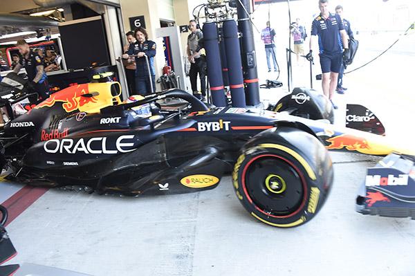 Dif&iacute;cil viernes de pr&aacute;cticas para Sergio y Max en el Circuito de Yas Marina