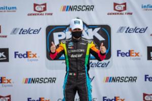 Cierra Abraham Calder&oacute;n con un triunfo la temporada de NASCAR PEAK