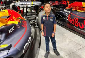 Visita Mateo Garc&iacute;a instalaciones de Red Bull Racing en Milton Keynes