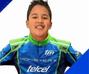 Recibe Mateo Garc&iacute;a regalo de Reyes Magos al oficializarse piloto Monster K para el WSK