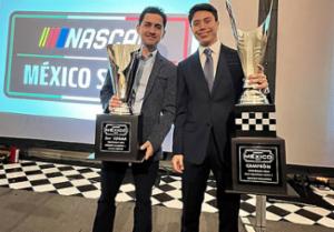 Eloy L&oacute;pez y Abraham Calder&oacute;n reciben trofeos en la noche de campeones de NASCAR M&eacute;xico